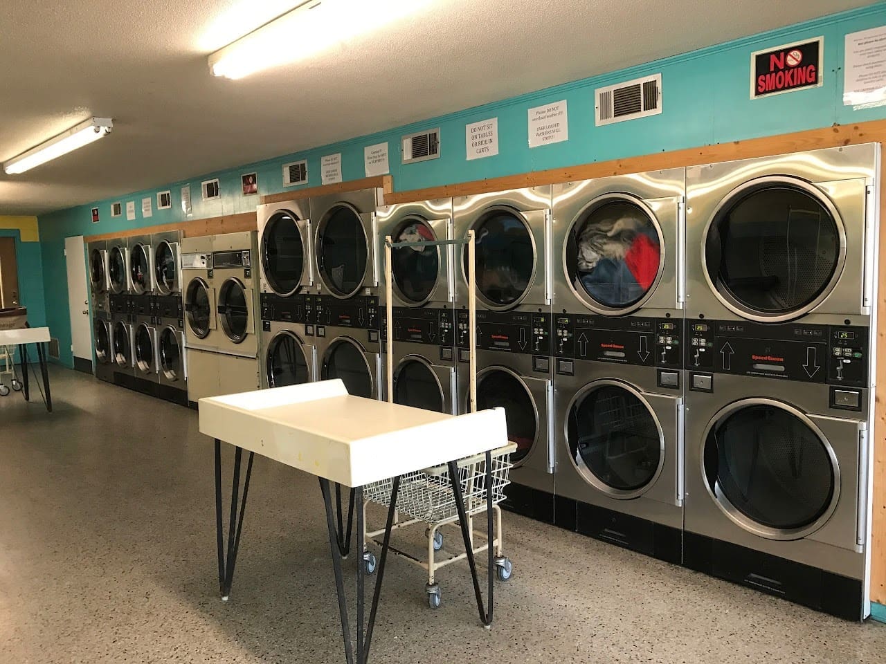 A 24 Hour Coin Laundry Lavanderia con monedas las 24 horas Laundromat in Fort Walton Beach Florida